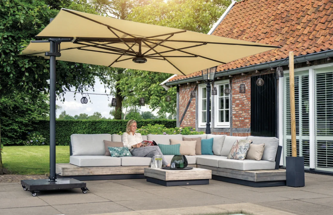 parasol met een vrouw op de bank