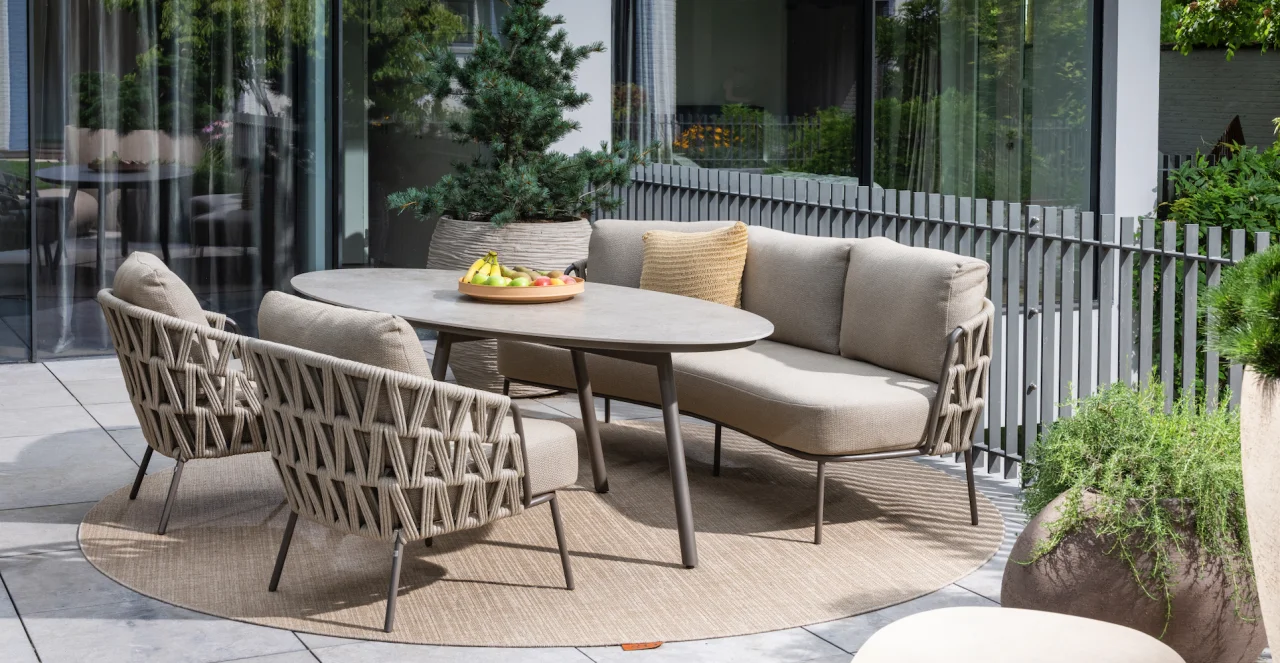 Moderne tuinmeubelen loungeset en dining set op terras met kussens en tafel geschikt voor tuin in Noordwijkerhout